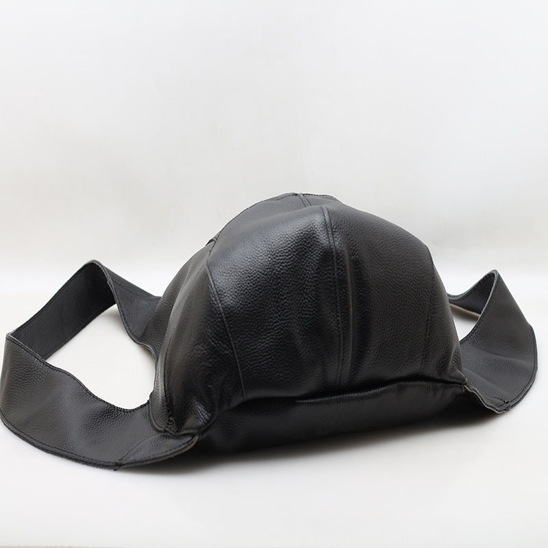 Motorradrucksack aus echtem Rindsleder in Schwarz – minimalistisch, robust und mit durchdachter Innenaufteilung für Alltag, Stadt und Reise.
