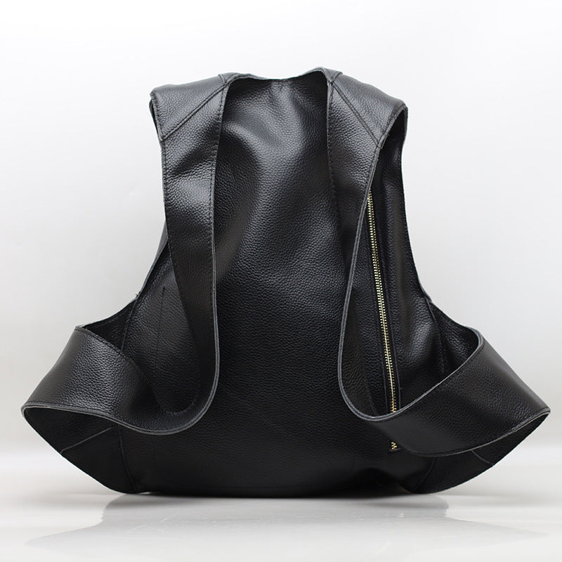 Motorradrucksack aus echtem Rindsleder in Schwarz – minimalistisch, robust und mit durchdachter Innenaufteilung für Alltag, Stadt und Reise.