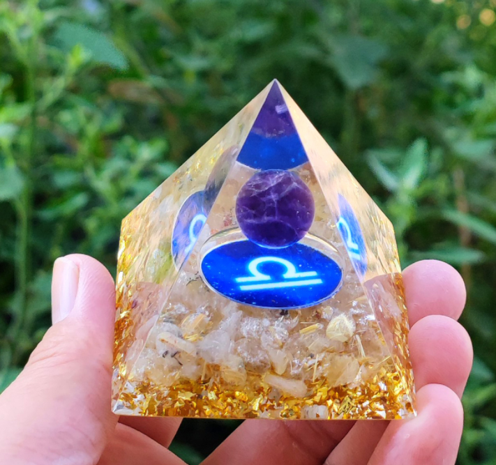Orgonit- Pyramide mit Amethyst oder Obsidian