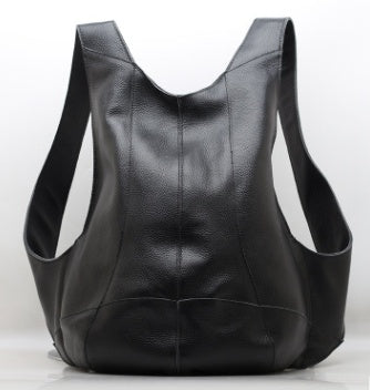 Motorradrucksack aus echtem Rindsleder in Schwarz – minimalistisch, robust und mit durchdachter Innenaufteilung für Alltag, Stadt und Reise.