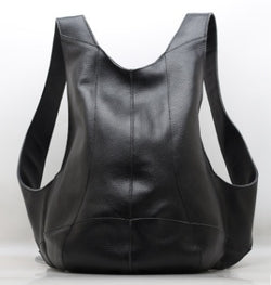 Motorradrucksack aus echtem Rindsleder in Schwarz – minimalistisch, robust und mit durchdachter Innenaufteilung für Alltag, Stadt und Reise.