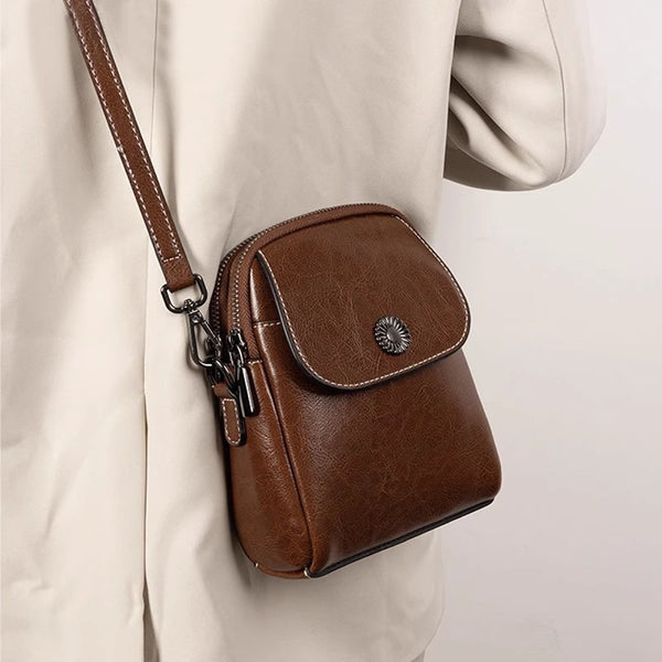 Damen Umhängetasche aus Oil-Wax-Leder in Schwarz, Braun, Karamell oder Weiß – urbane Schultertasche mit Clamshell-Verschluss und eleganter Nahtverzierung.