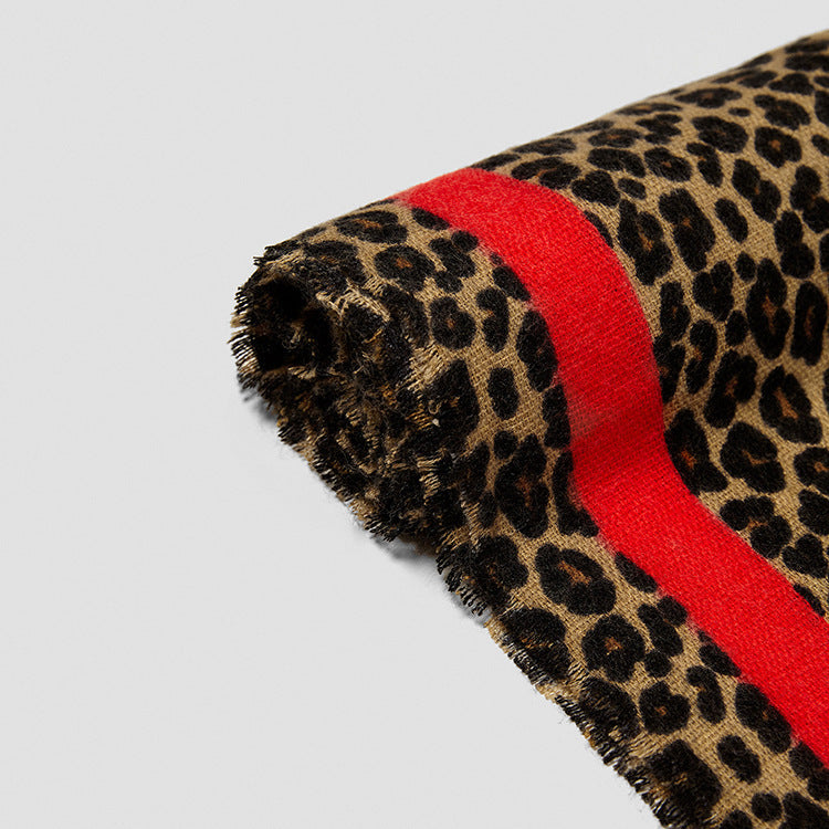 Modischer Schal in Leoprint, im Kashmir Look mit Übergröße