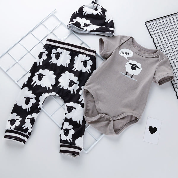 Babys erstes Design: "Schäfchen"-Set aus Body, Strampler & Mütze