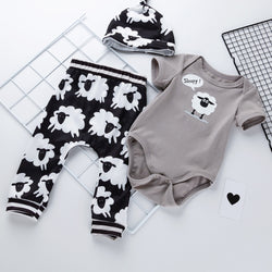 Babys erstes Design: "Schäfchen"-Set aus Body, Strampler & Mütze