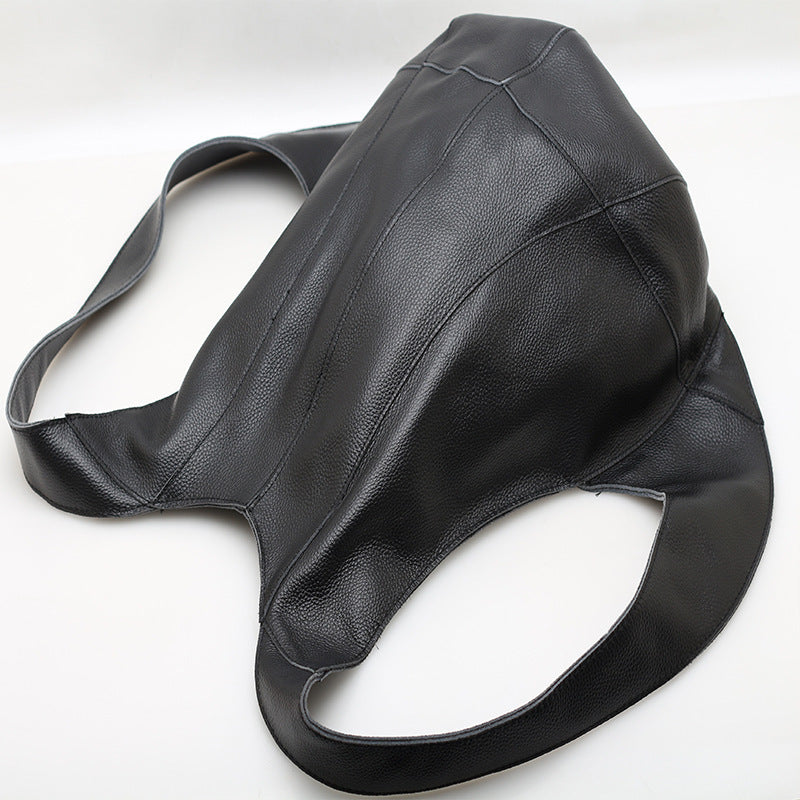 Motorradrucksack aus echtem Rindsleder in Schwarz – minimalistisch, robust und mit durchdachter Innenaufteilung für Alltag, Stadt und Reise.