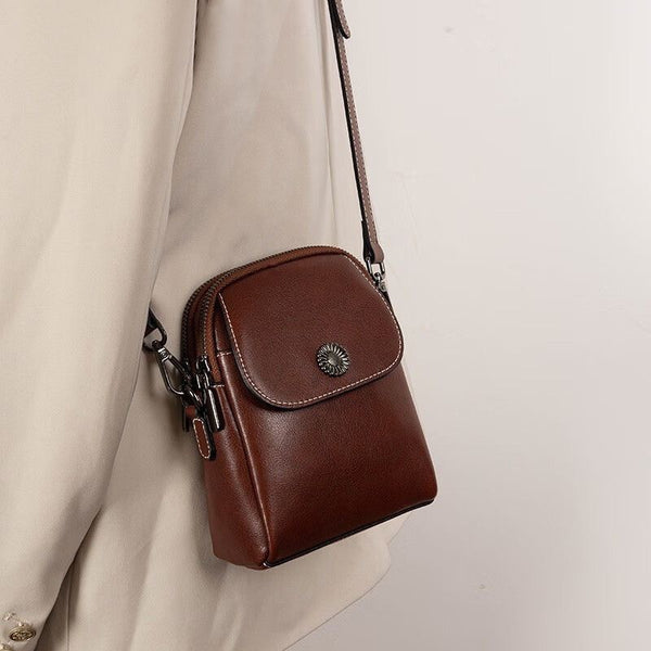 Damen Umhängetasche aus Oil-Wax-Leder in Schwarz, Braun, Karamell oder Weiß – urbane Schultertasche mit Clamshell-Verschluss und eleganter Nahtverzierung.