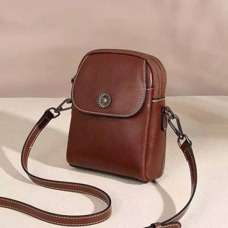 Damen Umhängetasche aus Oil-Wax-Leder in Schwarz, Braun, Karamell oder Weiß – urbane Schultertasche mit Clamshell-Verschluss und eleganter Nahtverzierung.