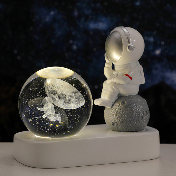 Leuchtende Kristallkugel „Astronauten-Träume“
