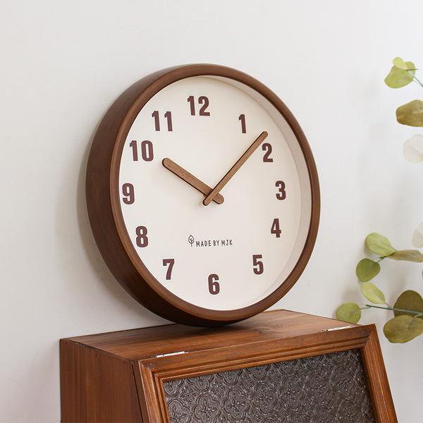 Wanduhr aus Massivholz – Modern. Retro. Zeitlos.
