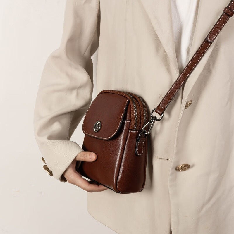 Damen Umhängetasche aus Oil-Wax-Leder in Schwarz, Braun, Karamell oder Weiß – urbane Schultertasche mit Clamshell-Verschluss und eleganter Nahtverzierung.