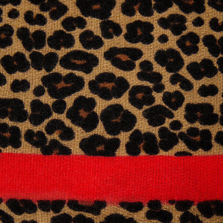 Modischer Schal in Leoprint, im Kashmir Look mit Übergröße