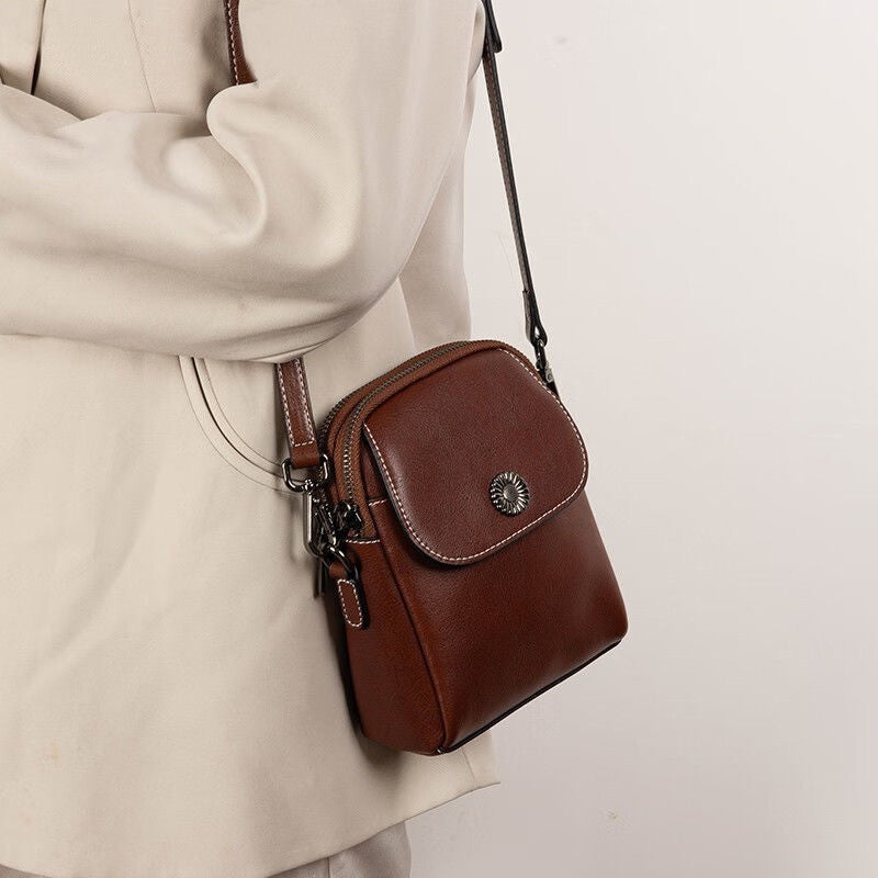 Damen Umhängetasche aus Oil-Wax-Leder in Schwarz, Braun, Karamell oder Weiß – urbane Schultertasche mit Clamshell-Verschluss und eleganter Nahtverzierung.