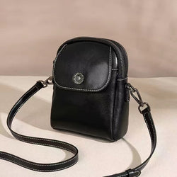 Damen Umhängetasche aus Oil-Wax-Leder in Schwarz, Braun, Karamell oder Weiß – urbane Schultertasche mit Clamshell-Verschluss und eleganter Nahtverzierung.