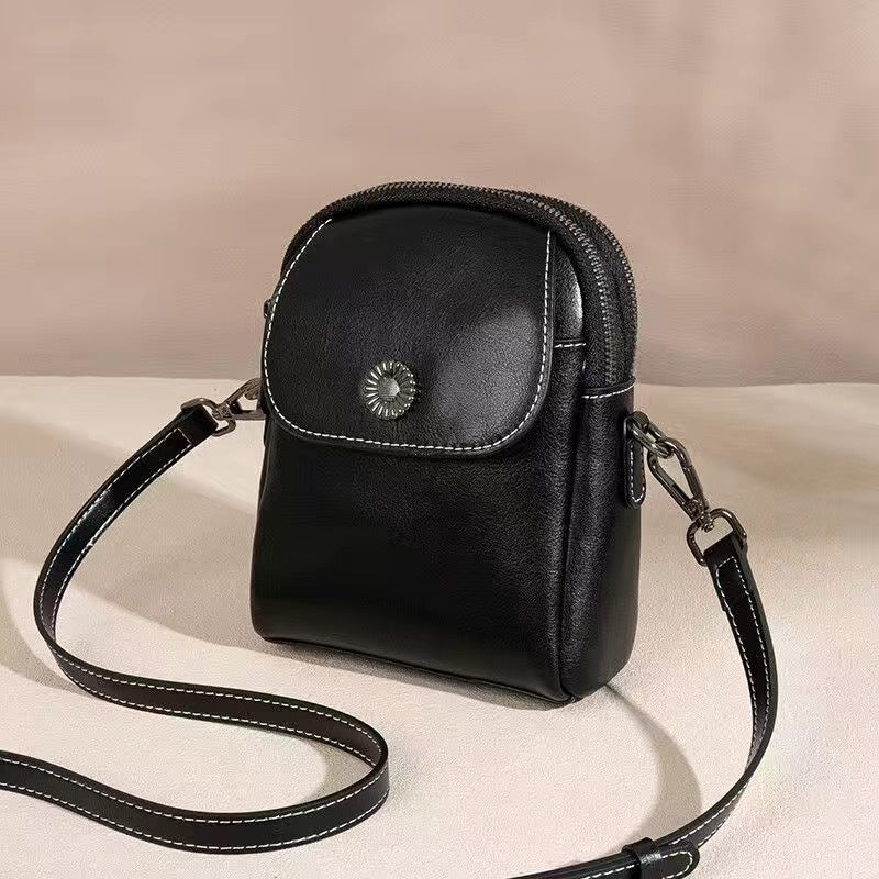 Damen Umhängetasche aus Oil-Wax-Leder in Schwarz, Braun, Karamell oder Weiß – urbane Schultertasche mit Clamshell-Verschluss und eleganter Nahtverzierung.